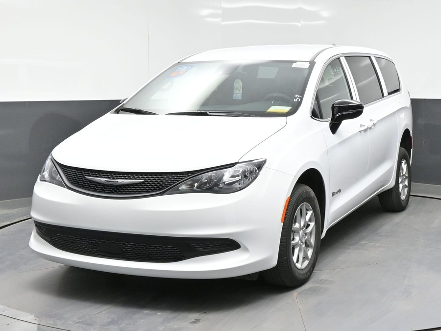 White Chrysler Voyager image number 1