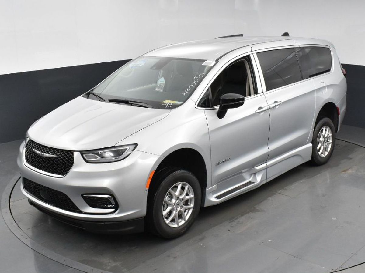 Silver Chrysler Pacifica image number 14