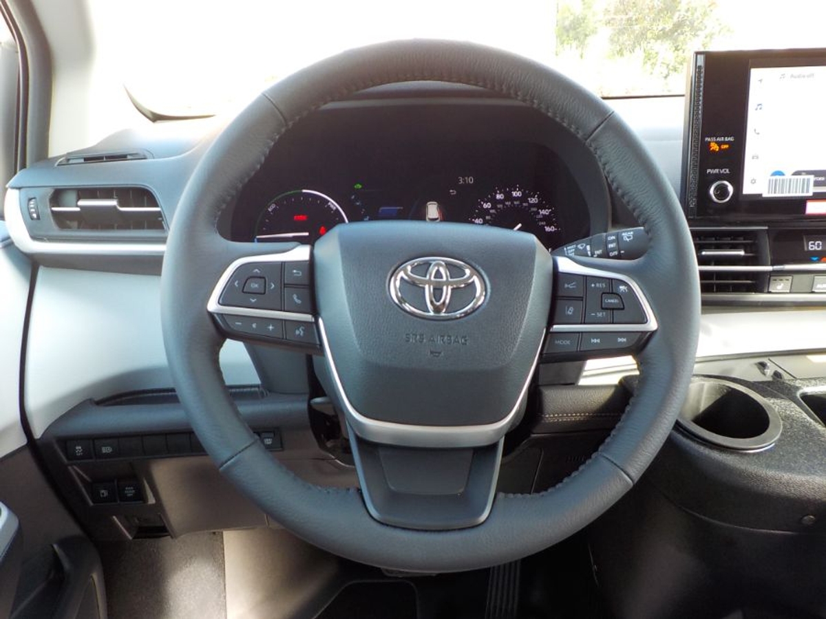 2025 TOYOTA SIENNA - Image 10