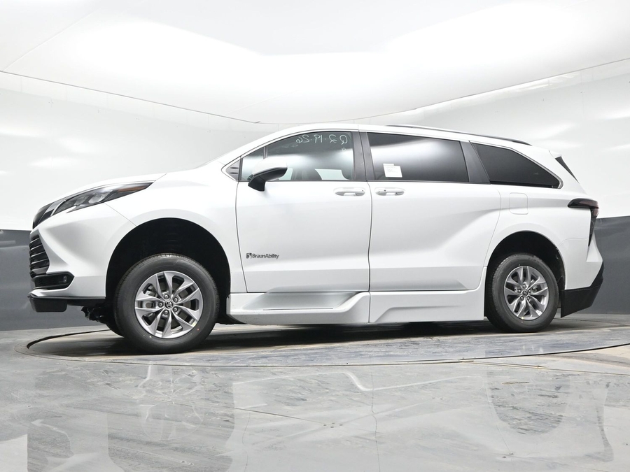New 2026 Toyota Sienna Hybrid XLE Add - BraunAbility Side Entry Entry In Floor Automatic Ramp