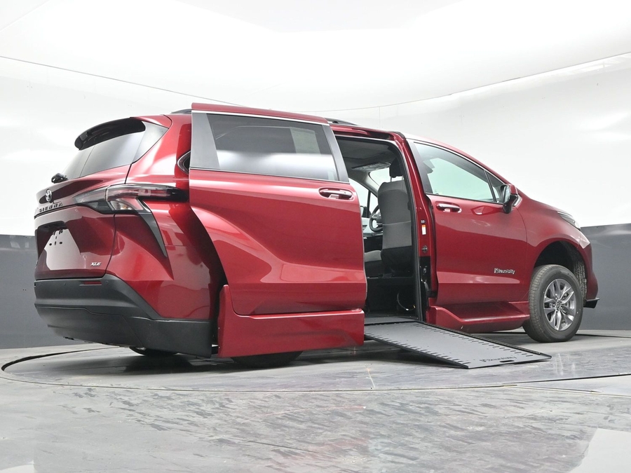 New 2026 Toyota Sienna Hybrid XLE Add - BraunAbility Side Entry Entry In Floor Automatic Ramp