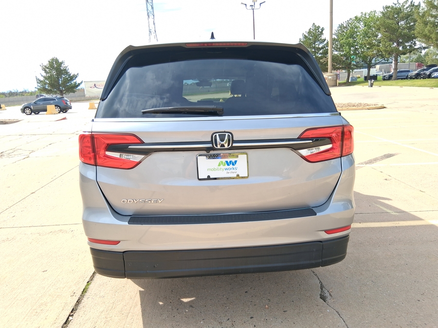 Silver Honda Odyssey image number 20