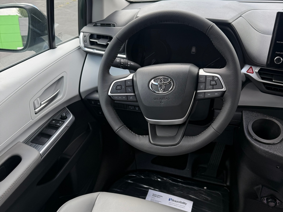 Green Toyota Sienna image number 10