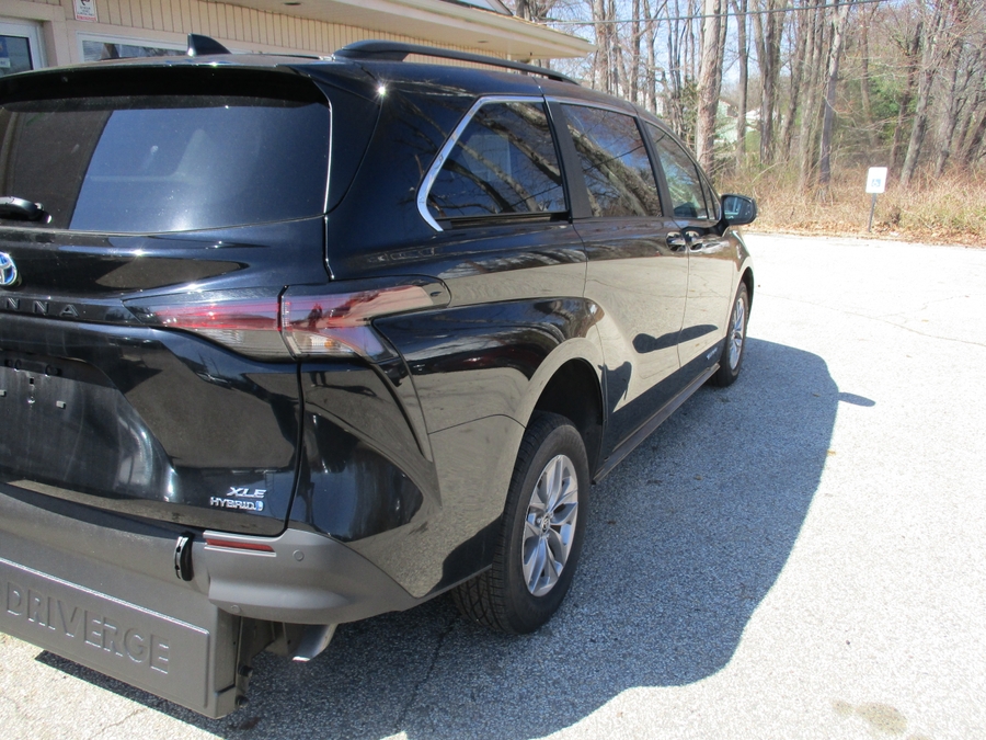 Black Toyota Sienna image number 11