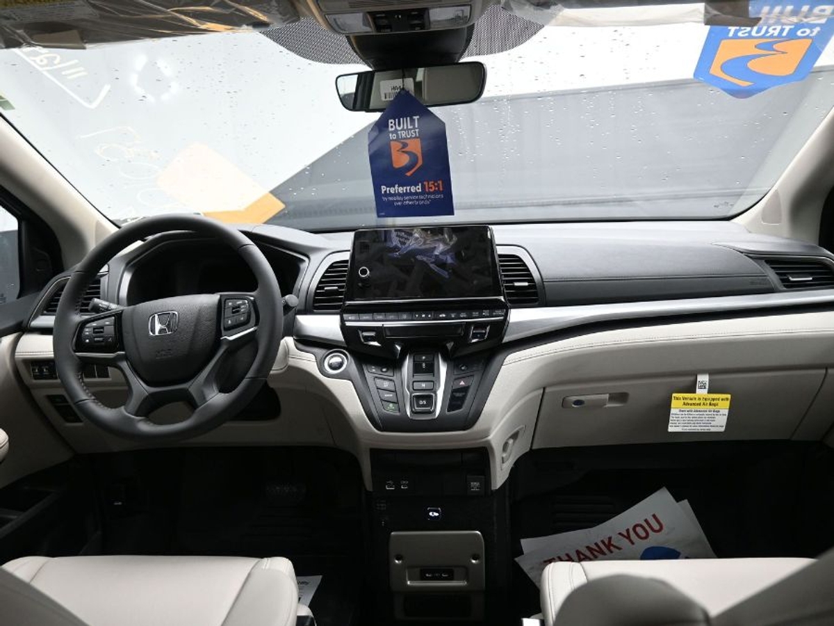 Grey Honda Odyssey image number 12