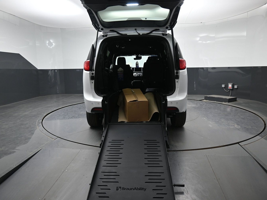 White Chrysler Voyager image number 6