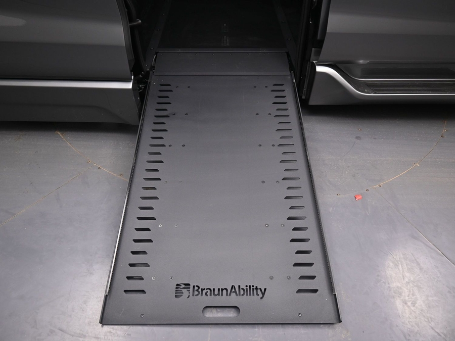 Grey Toyota Sienna image number 7