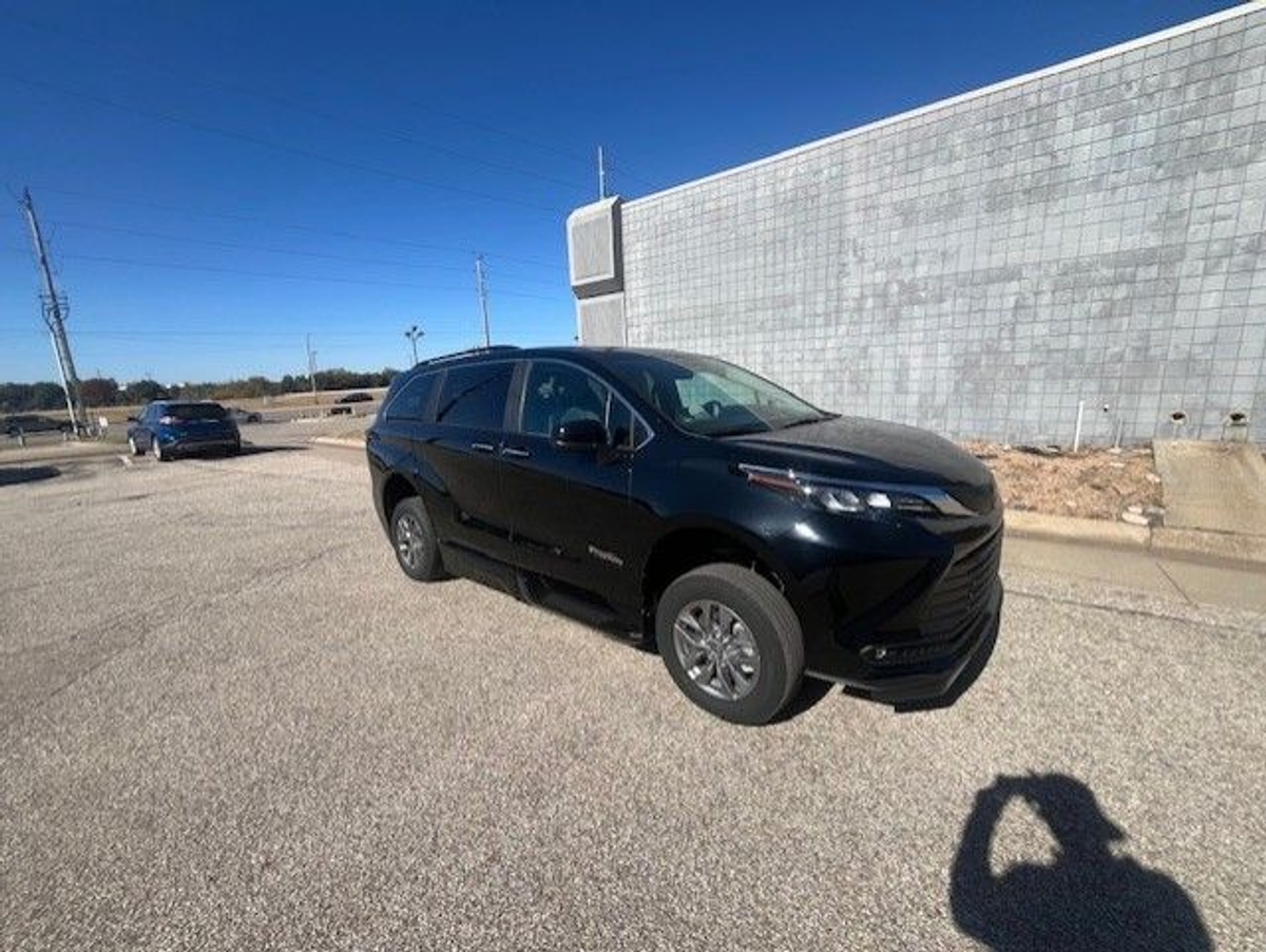 2025 TOYOTA SIENNA - Image 2