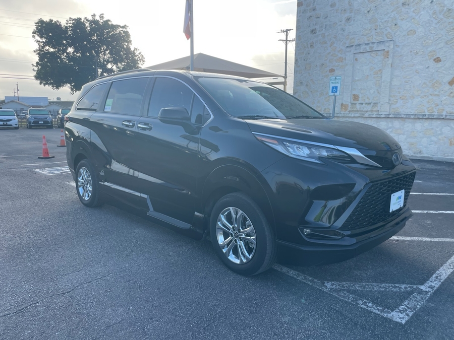 Black Toyota Sienna image number 1