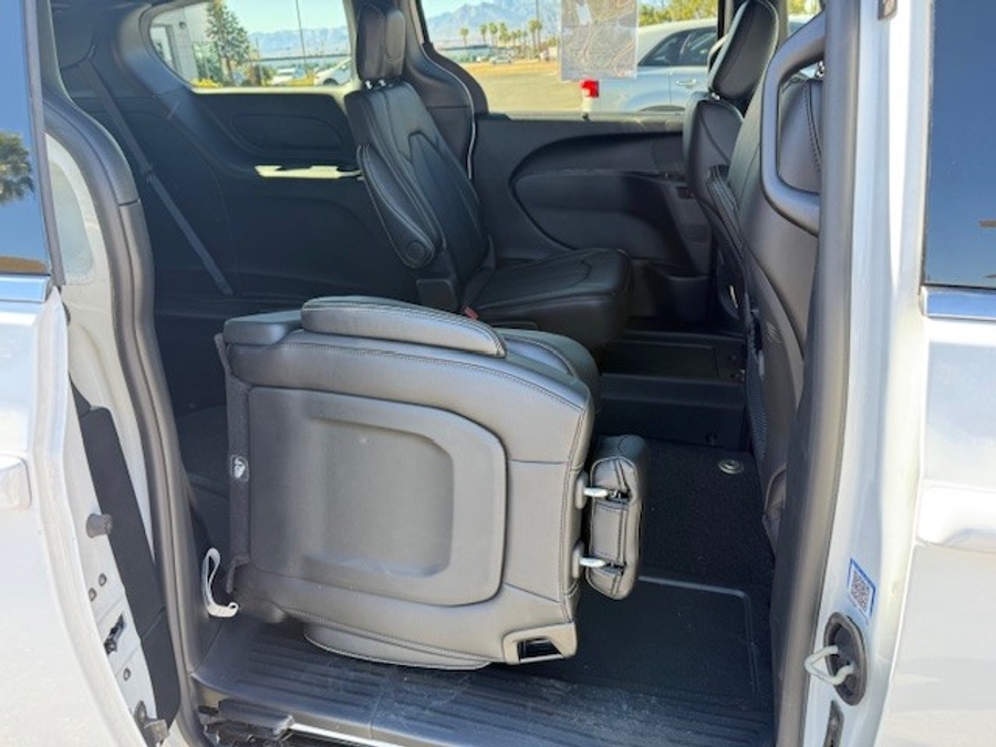 White Chrysler Voyager image number 8