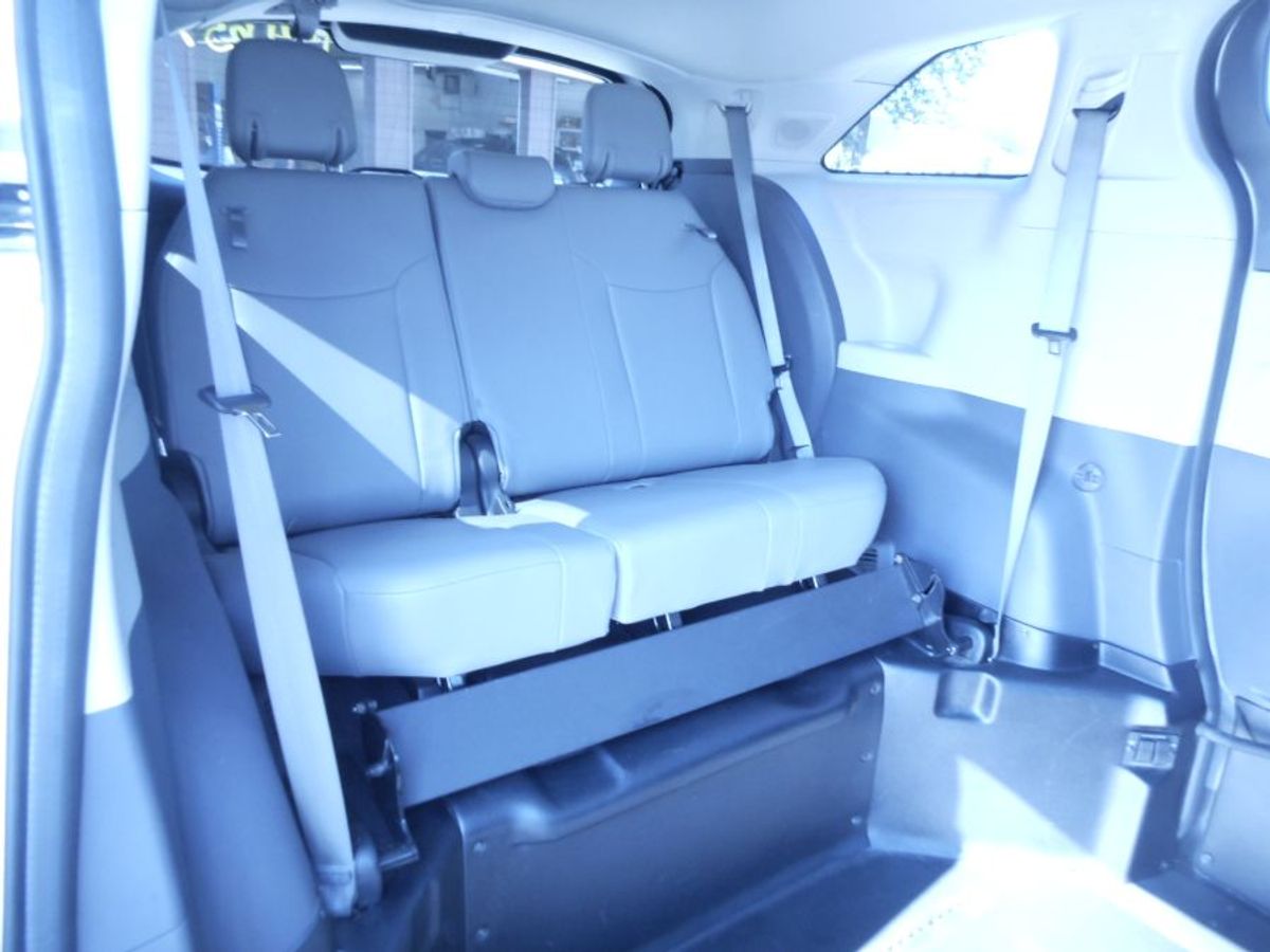 White Toyota Sienna image number 18