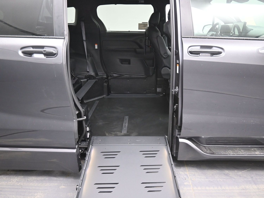 Grey Toyota Sienna image number 11