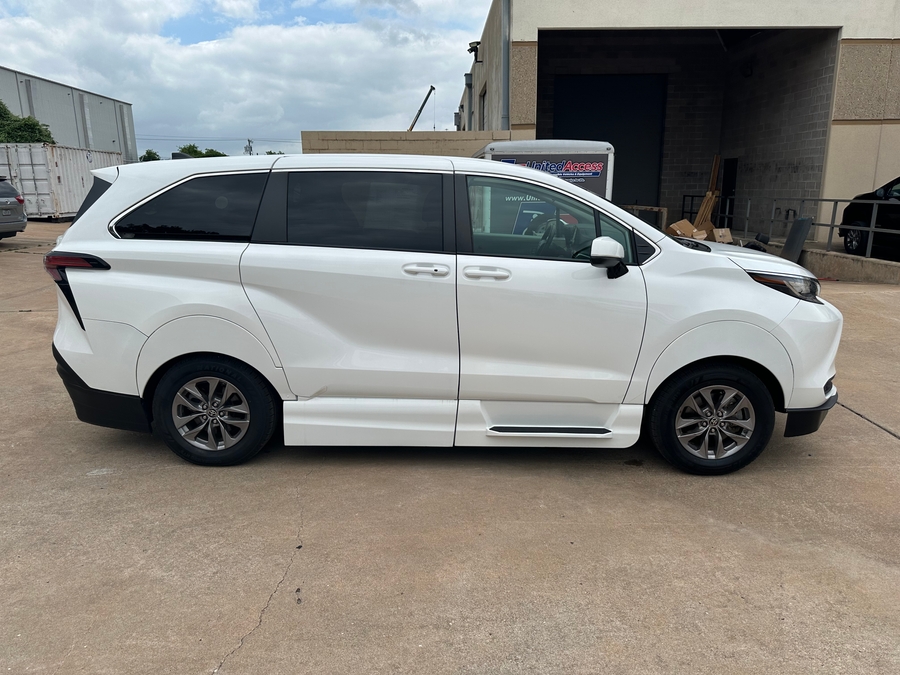 Used 2021 Toyota Sienna Hybrid LE - Vantage Mobility Commercial Side Entry Entry In Floor Manual Ramp