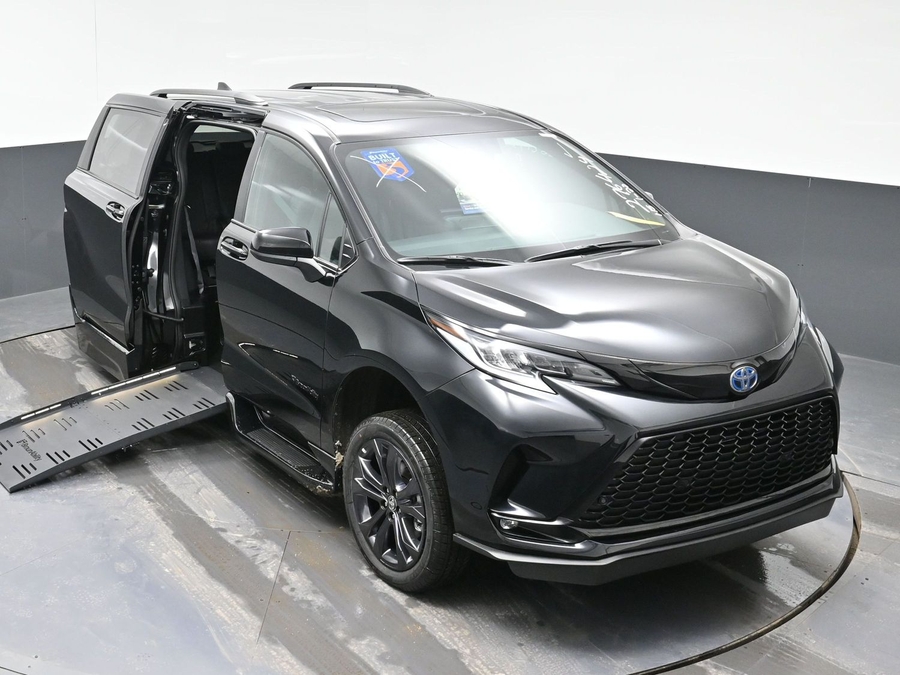 Black Toyota Sienna image number 22