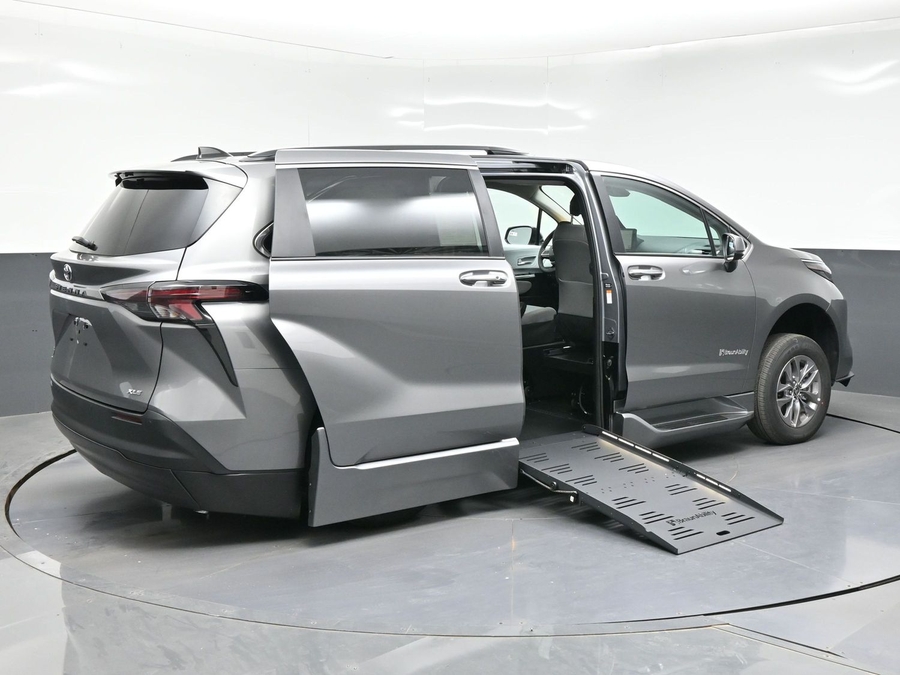 New 2026 Toyota Sienna Hybrid XLE Base - BraunAbility Side Entry Entry Fold Out Automatic Ramp