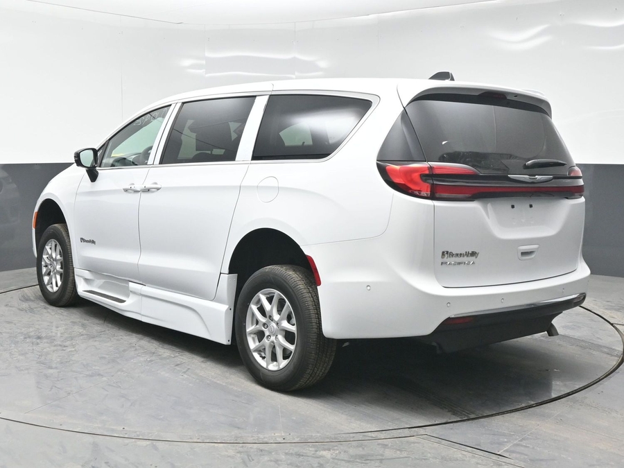 New 2025 Chrysler Pacifica Select Plus - BraunAbility Side Entry Entry In Floor Automatic Ramp