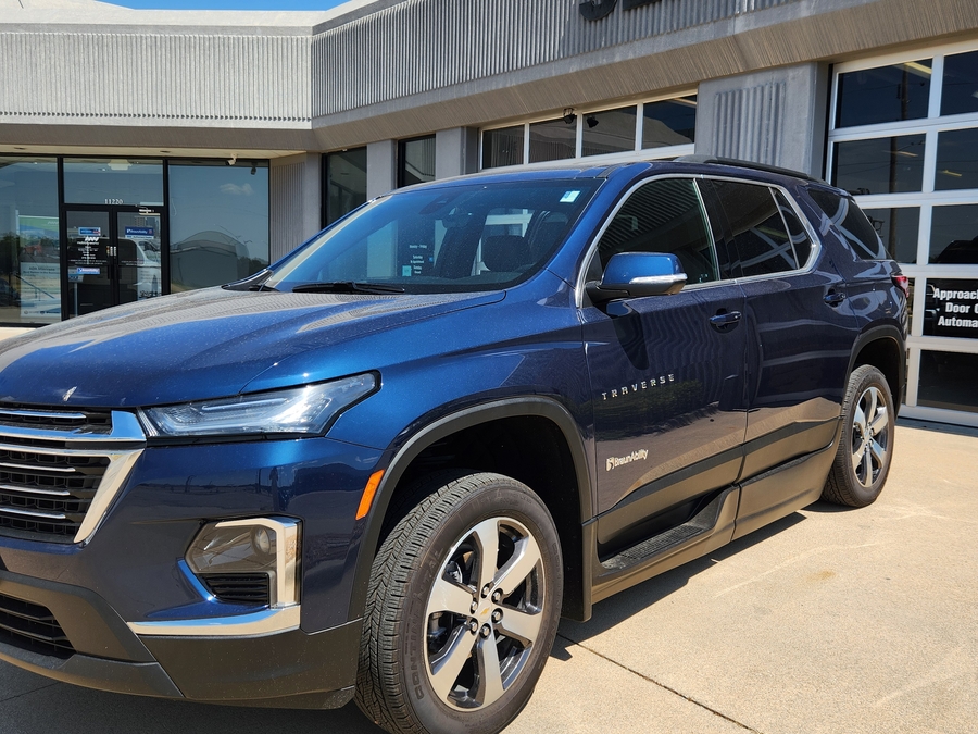 Blue Chevrolet Traverse image number 2