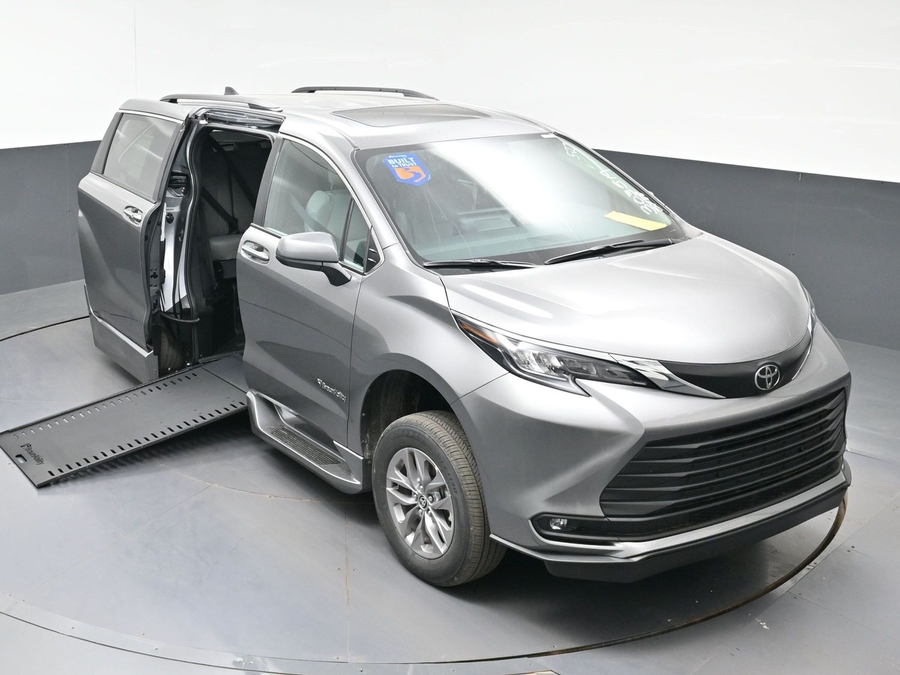 New 2026 Toyota Sienna Hybrid XLE Base - BraunAbility Side Entry In Floor Automatic Ramp