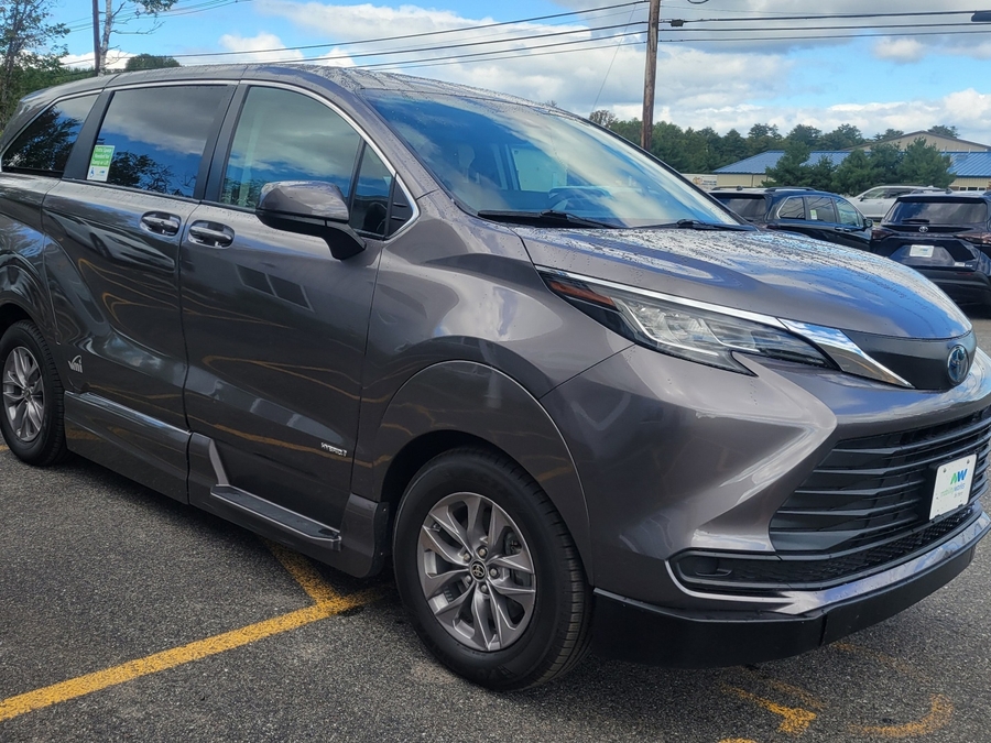 Grey Toyota Sienna image number 5