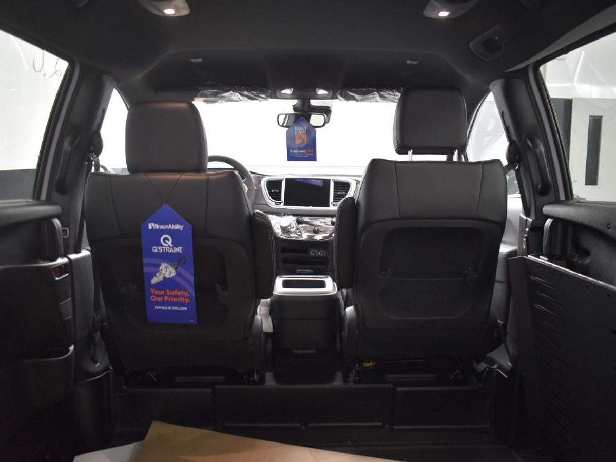 2025 CHRYSLER VOYAGER - Image 15