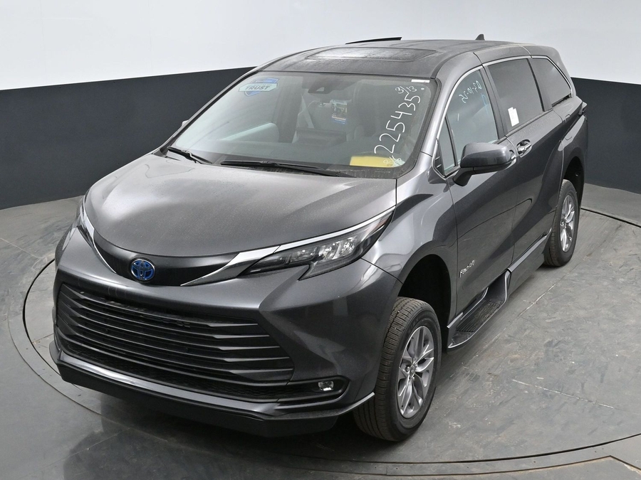 New 2025 Toyota Sienna Hybrid XLE Base - BraunAbility Side Entry Entry Fold Out Automatic Ramp