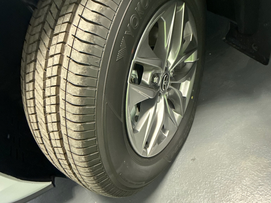 White Toyota Sienna image number 13