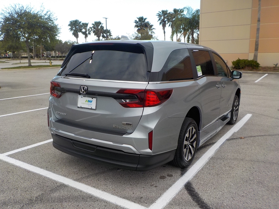 Silver Honda Odyssey image number 29