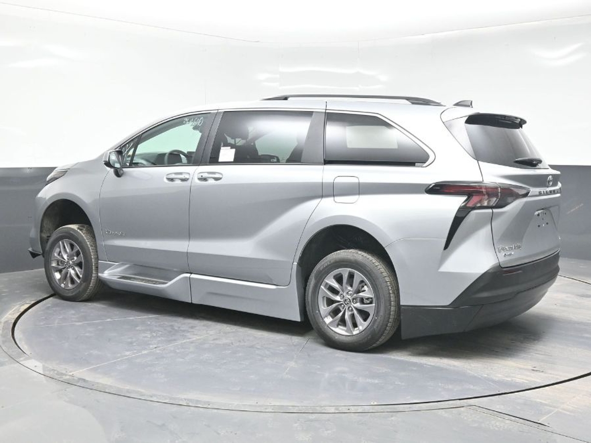 2025 TOYOTA SIENNA - Image 2
