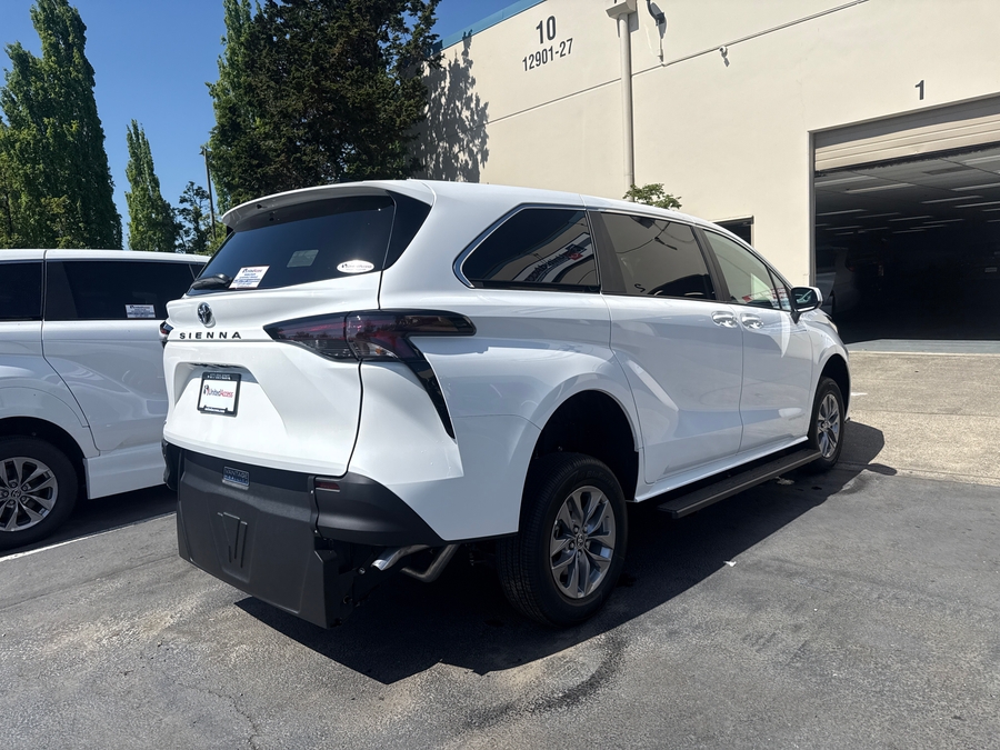 New 2026 Toyota Sienna Hybrid LE - Vantage Mobility Commercial Rear Entry Entry Fold Out Manual Ramp