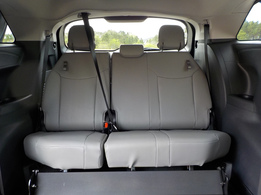 Blue Toyota Sienna image number 39