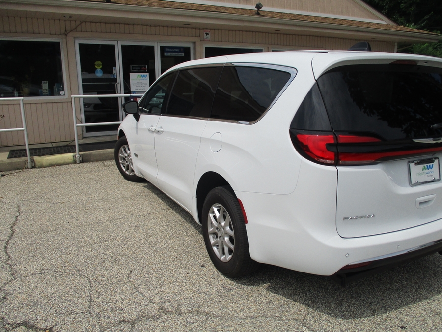 White Chrysler Pacifica image number 15