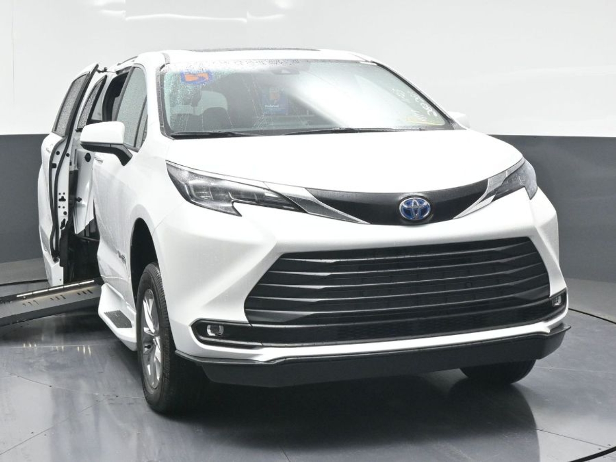 2025 Toyota Sienna XLE's photo