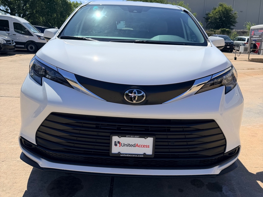 New 2026 Toyota Sienna Hybrid LE - BraunAbility Commercial Rear Entry Fold Out Manual Ramp