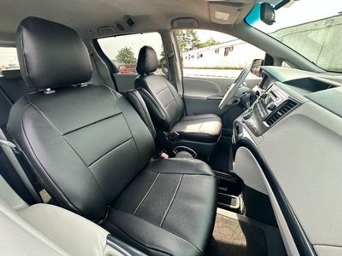 2011 TOYOTA SIENNA - Image 17