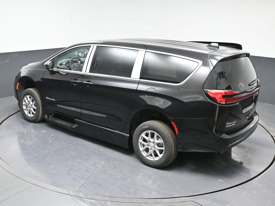 New 2025 Chrysler Pacifica Select Safety - BraunAbility Side Entry Entry Fold Out Automatic Ramp