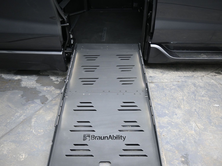 Grey Toyota Sienna image number 10