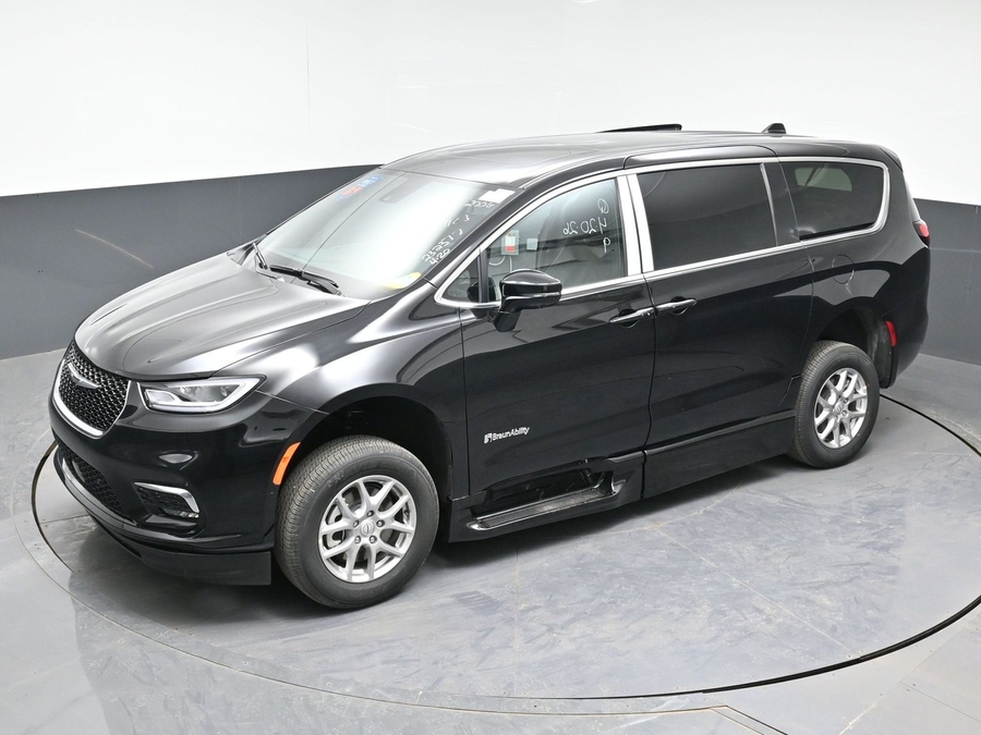 New 2026 Chrysler Pacifica Select Plus - BraunAbility Side Entry Entry In Floor Automatic Ramp