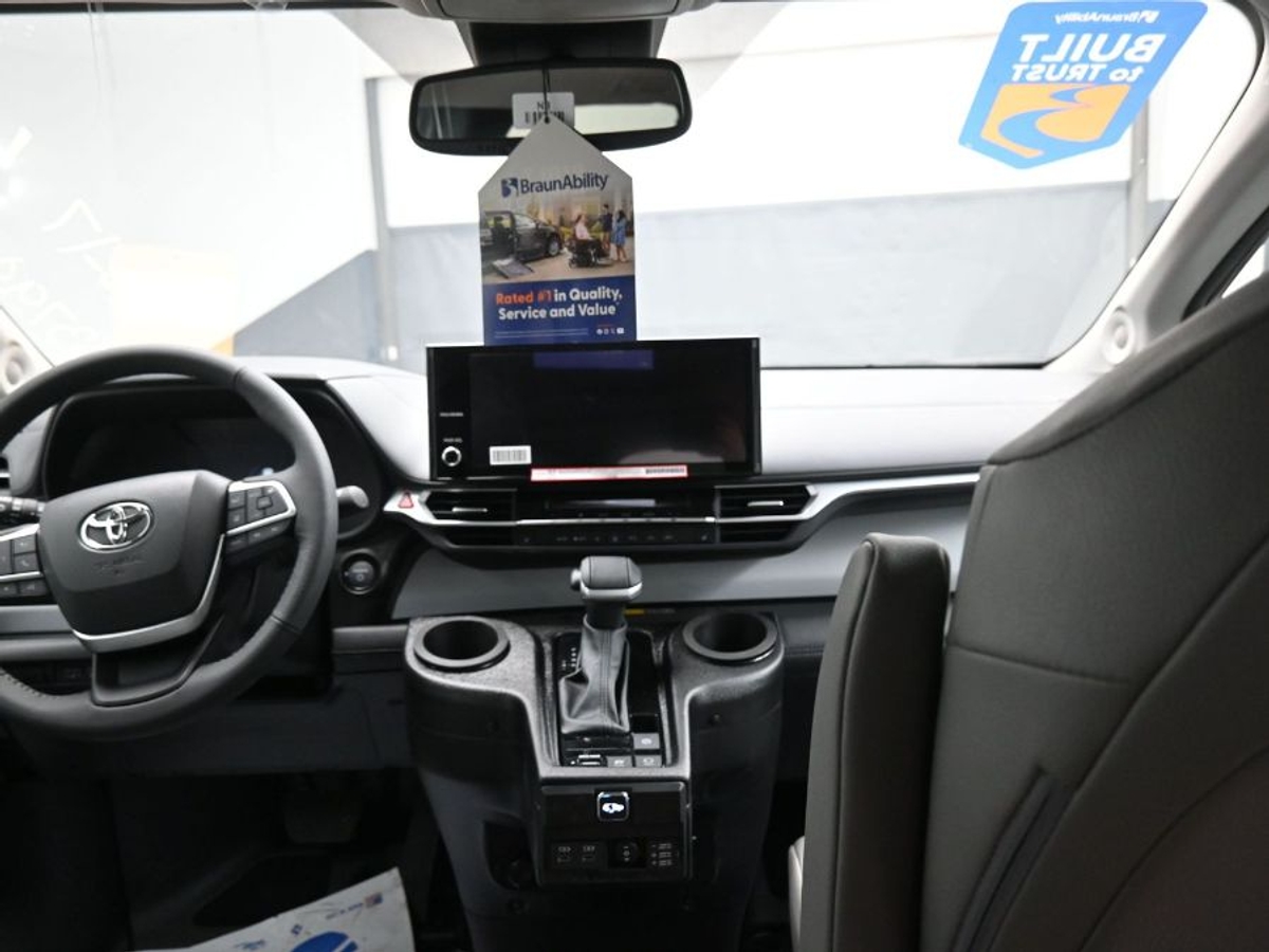 2025 TOYOTA SIENNA - Image 13