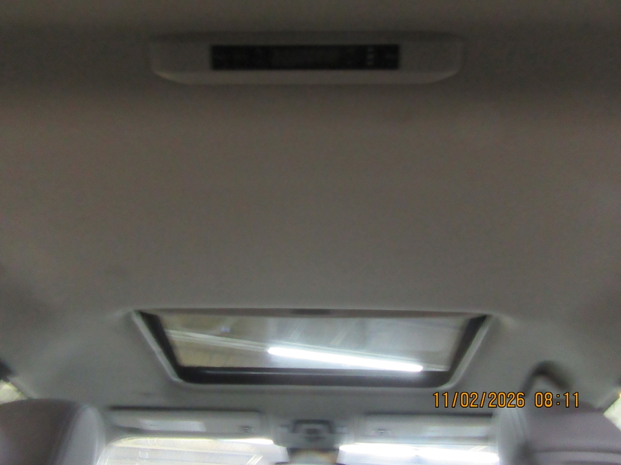 Silver Toyota Sienna image number 3