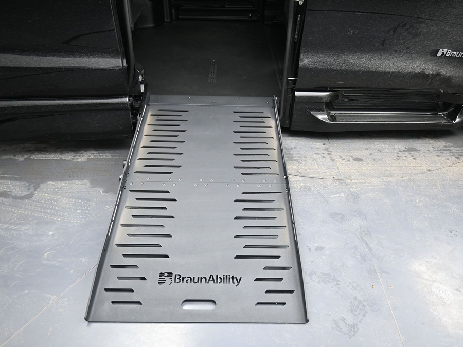 Black Chrysler Pacifica image number 10