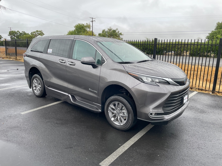 Used 2024 Toyota Sienna XLE - BraunAbility Side Entry Entry Fold Out Automatic Ramp