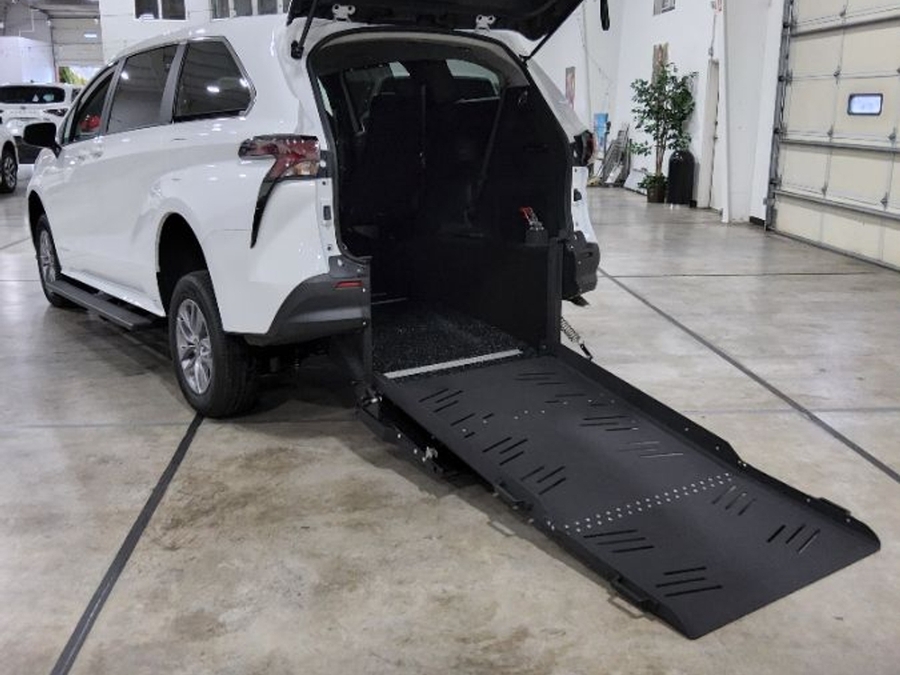 White Toyota Sienna image number 1