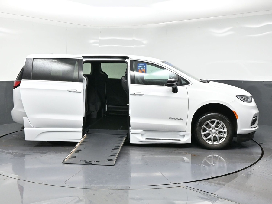 Used 2025 Chrysler Pacifica Select Safety - BraunAbility Side Entry In Floor Automatic Ramp