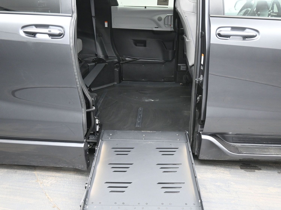New 2025 Toyota Sienna Hybrid XLE Plus - BraunAbility Side Entry Entry Fold Out Automatic Ramp