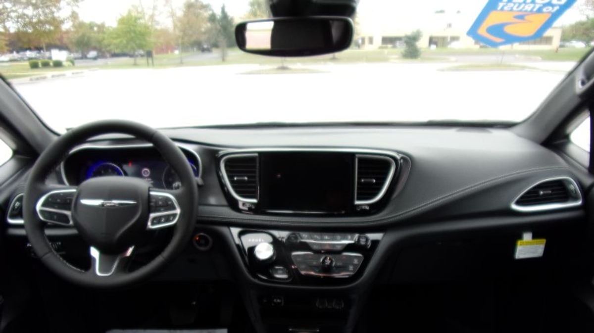 2025 CHRYSLER PACIFICA - Image 9