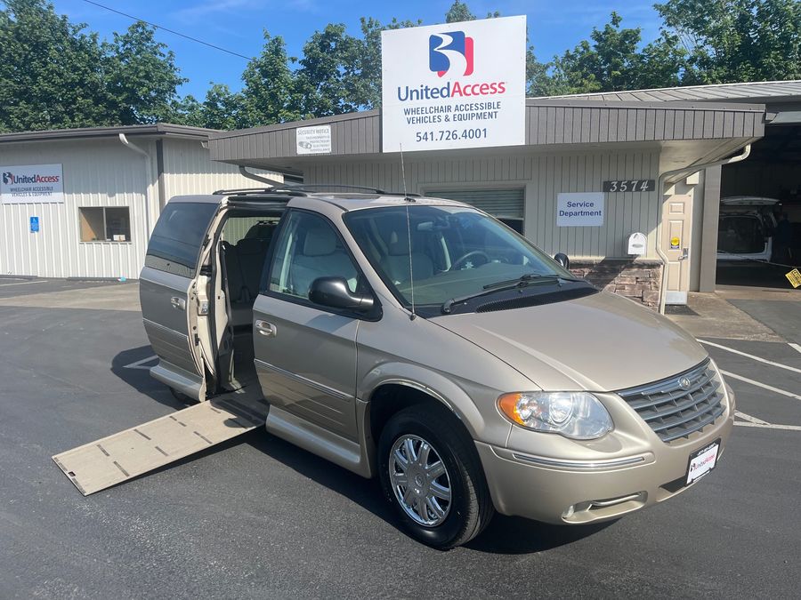 Used 2007 Chrysler Town and Country Limited - VMI Side Entry Entry In Floor Automatic Ramp