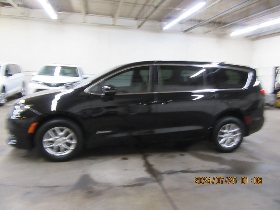 Black Chrysler Voyager image number 8