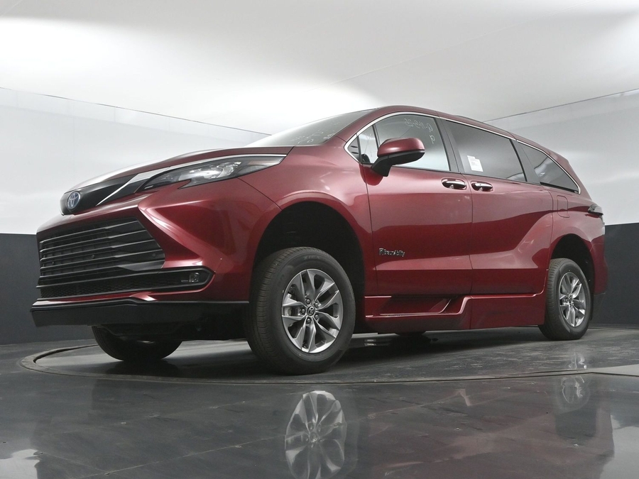 New 2025 Toyota Sienna Hybrid XLE Plus - BraunAbility Side Entry Entry In Floor Automatic Ramp