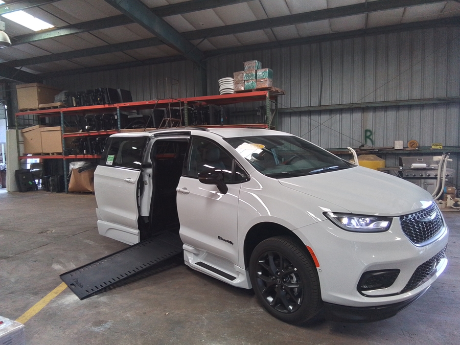 White Chrysler Pacifica image number 22
