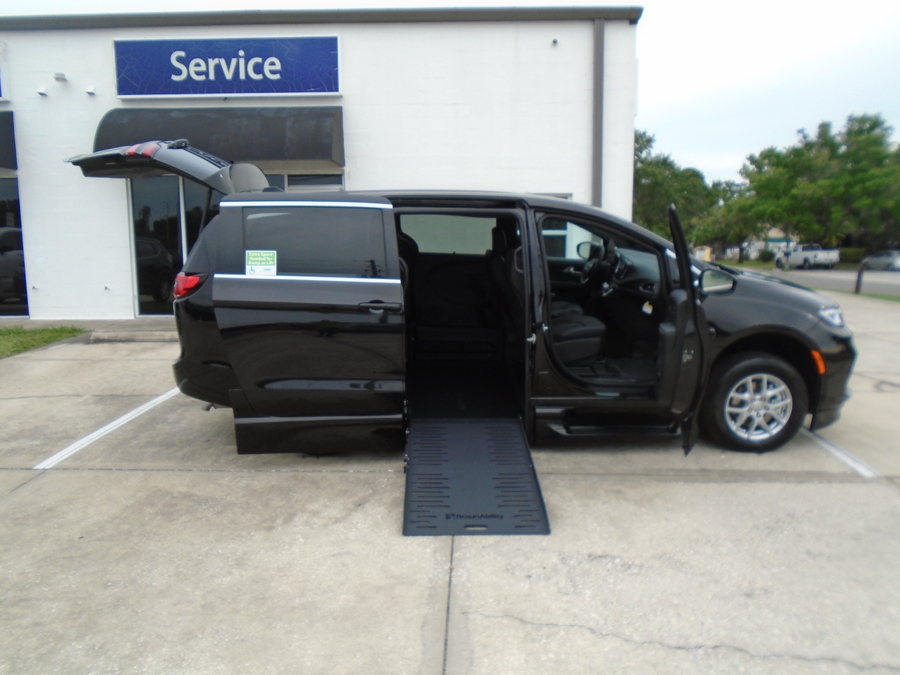 2026 Chrysler Pacifica Select's photo